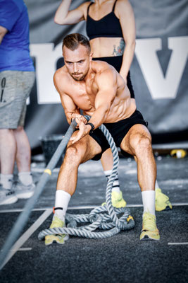Christoph Wieloch beim Sled Pull im HYROX Amsterdam 2024 Mixed Double.