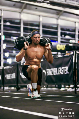 Christoph Wieloch macht Sandbag Lunges beim HYROX Frankfurt 2025 im Single Pro