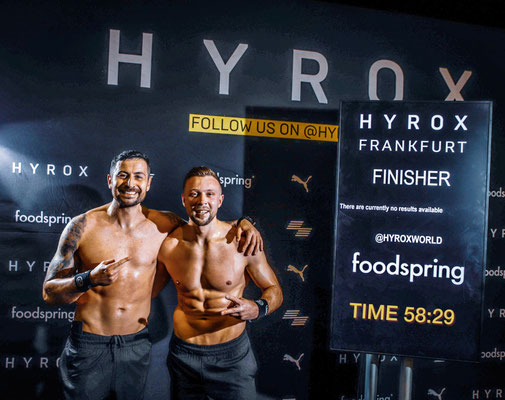 Christoph Wieloch und Dirk Berresheim nach dem Finish bei HYROX Frankfurt 2023 mit Zeit 58:29.
