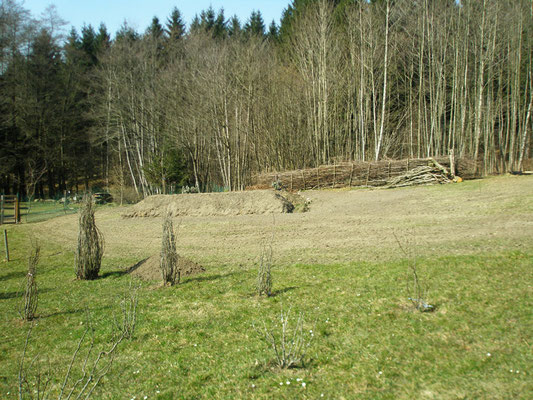 Das zweite Hügelbeet mit einer Fläche von 2 x 5 Meter, in Nord-Süd-Richtung ausgerichtet.