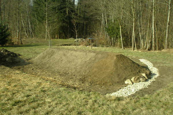 Mit der Muttererde und Feinkompost Formten wird das Hügelbeet. 