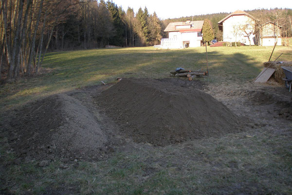 Mit der Muttererde und Feinkompost Formten wird das Hügelbeet. 