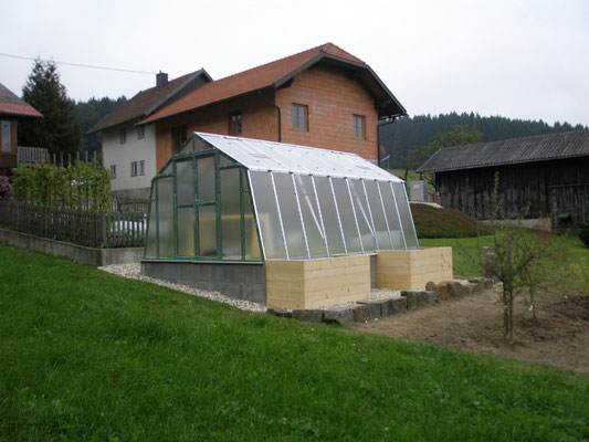 Neues Glashaus mit Hochbeeten