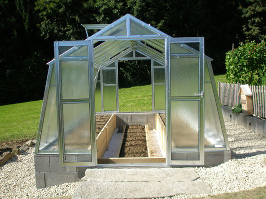 Neues Glashaus mit Hochbeeten