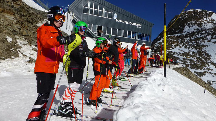 Renntraining der Rennmannschaft Skiteam SV DJK Heufeld auf dem Stubaier Gletscher