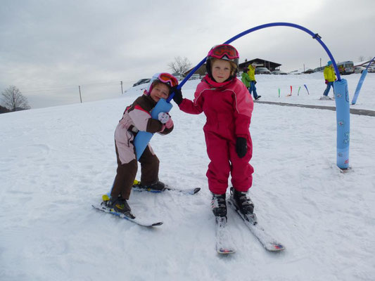 Kinder beim Skikurs im Spielpark.