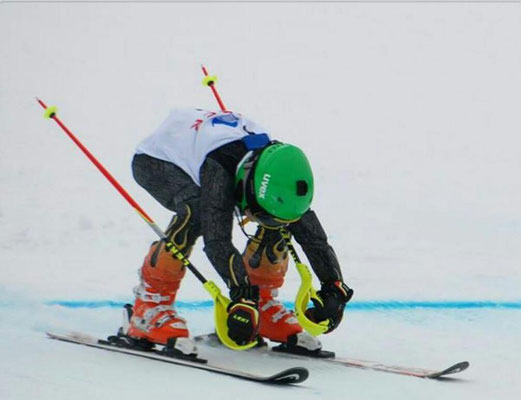 Skirennläufer des Skiteam Heufeld überquert die Ziellinie.