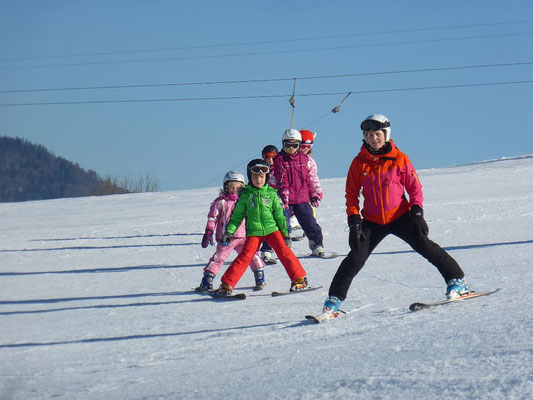 Skilehrer des Skiteam Heufeld übt fleißig mit Kindern.