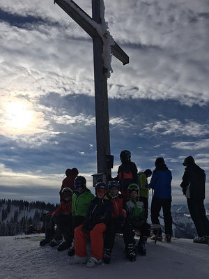 Ski-Freizeitgruppe des SV DJK Heufeld auf dem Gipfel im Spitzing 2019