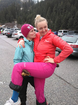 Skiteam SV DJK Heufeld Uebungsleiter machen Spass beim Skikurs.