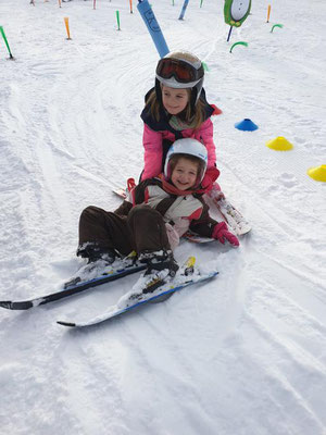 Kinder lachen beim Zwergerl-Skikurs Skiteam Heufeld