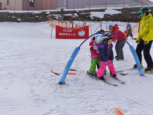 Kinder spielen Zug beim Skikurs