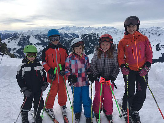 Skifreizeit Angebot des Skiteam SV DJK Heufeld. Skilehrer mit Gruppe.