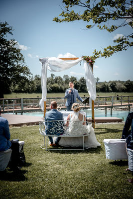 Ein Ehepaar gibt sich das Eheversprechen bei einer Trauzeremonie in Südtirol.