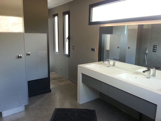 meuble salle de bain en solid surface vkorr avec vasque sur mesure et mitigeur chromé façade stratifié de tiroir blum