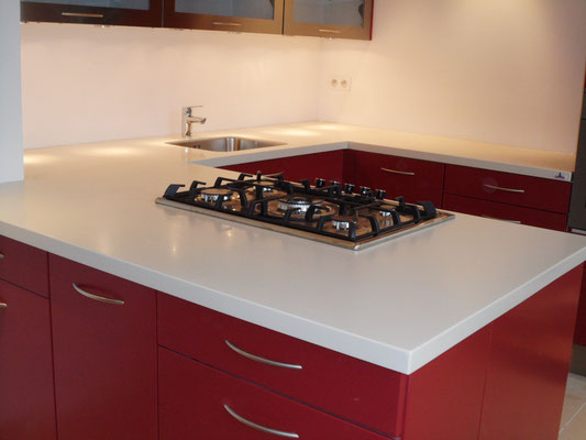 cuisine rouge avec tiroir blum et plan de travail en solid surface vkorr bone avec cuve inox sous plan