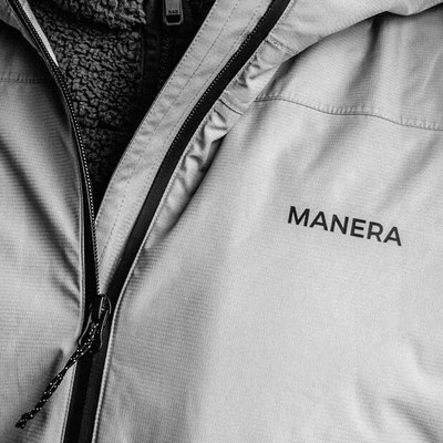 Manera Windshell Jacket Almond mit Logo auf der Brust