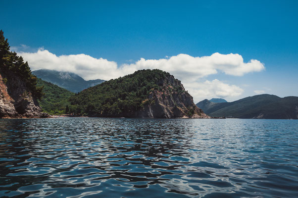 Die Klippen vor der Küste Petrovac in Montenegro