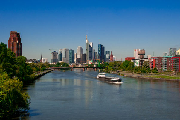 Stadtpanorama der Finanzmetropole Deutschlands Frankfurt am Main von der Deutschherrnbrücke