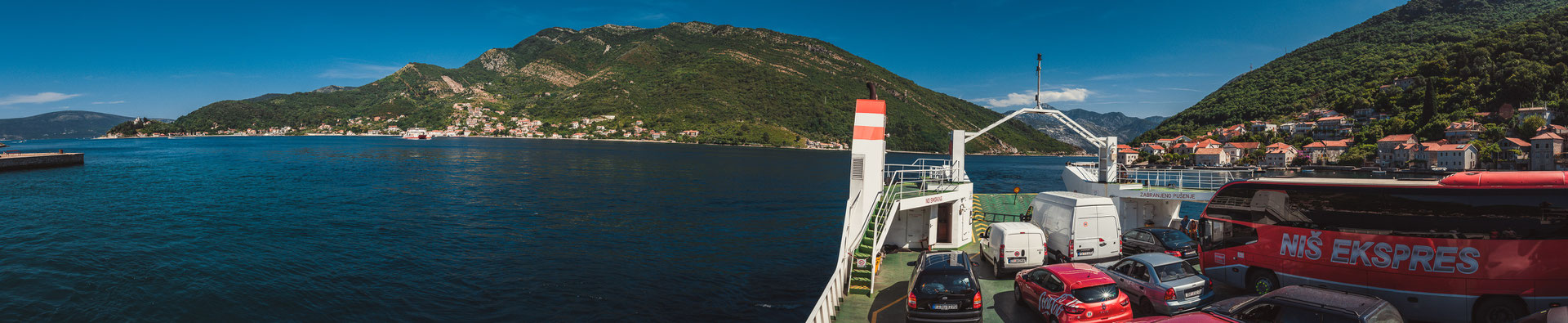 Aussicht von der Autofähre aus auf die Kotorer Bucht