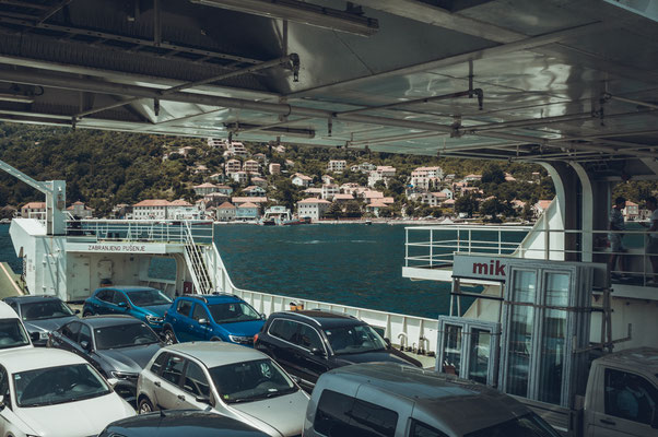 Mit dem Auto über die Bucht von Kotor in Montenegro