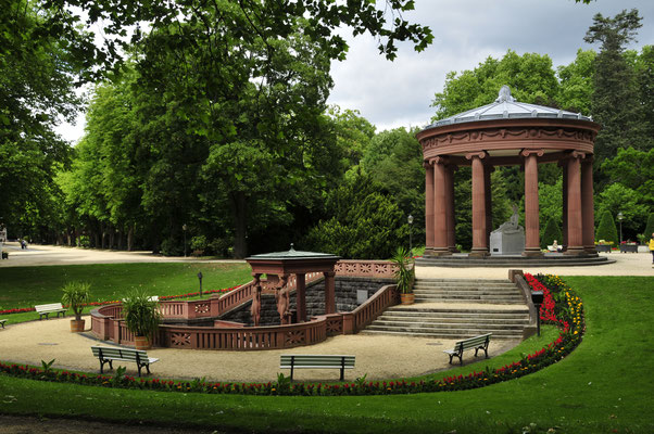 Elisabethenbrunnen von der Seite