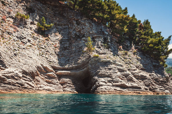 Vor den Klippen Petrovac in Montenegro