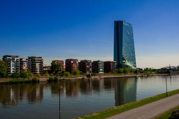 Osthafen-Siedlung von Frankfurt am Main in voller Pracht, Wohnsiedlung neben der Europäischen Zentralbank