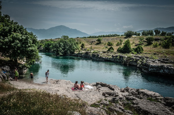 Kinder baden im eiskalten Wasser im Fluss Cijevna