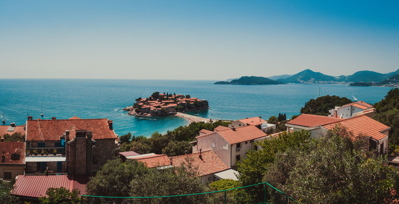 Panorama Blick auf die bekannteste Insel von Montenegro - Der heilige Stefan - Sveti Stefan