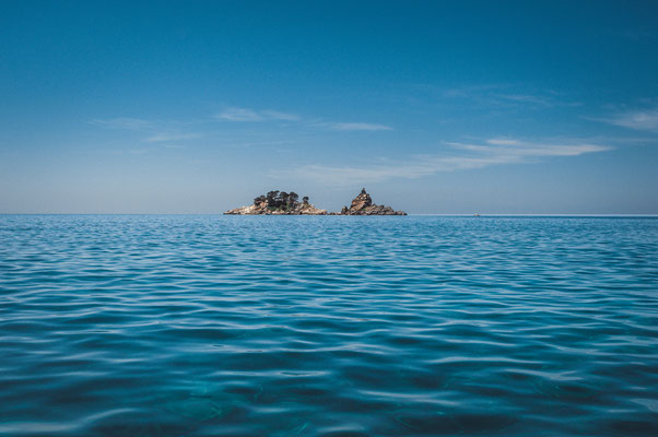 Kleine Insel mit einer Kapelle gegenüber vom Strand Petrovac in Montenegro