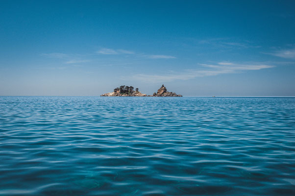 Kleine Insel mit einer Kapelle gegenüber vom Strand Petrovac in Montenegro