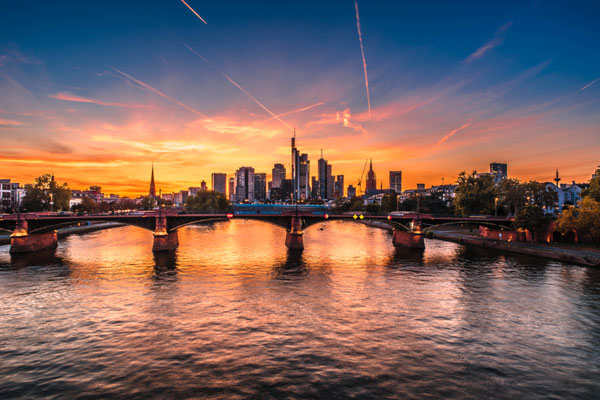 Finanzmetropole Deutschlands bei Sonnenuntergang