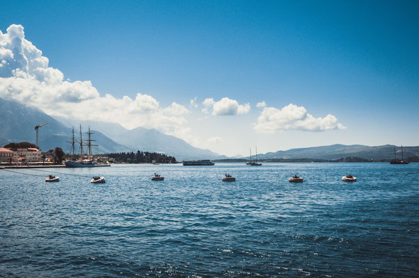 Das adriatische Meer im Hafen von Tivat in Montenegro