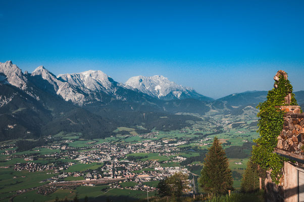 Blick auf die Bergspitzen Hochkönig, Taghaube, Schneeberg und die Orte Ramseiden und Ritzensee