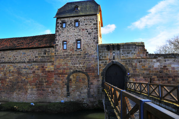 Brücke über den Wassergraben zur Festung