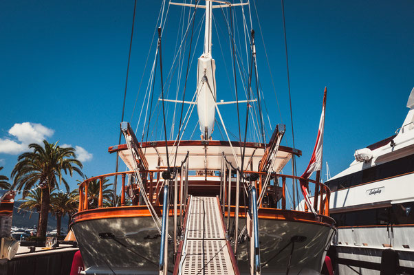 Segelboot im Hafen