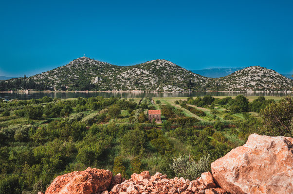 Kroatische Landschaften der Küste entlang