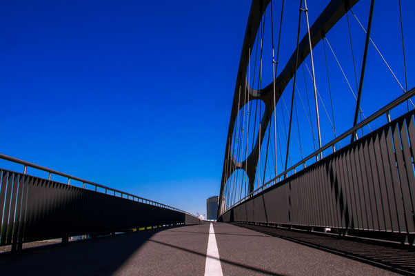 Radweg Fahrradweg Gehweg auf einer Brücke Stahlbrücke Autobrücke Osthafenbrücke