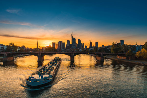 Schiffsverkehr am Main in Frankfurt