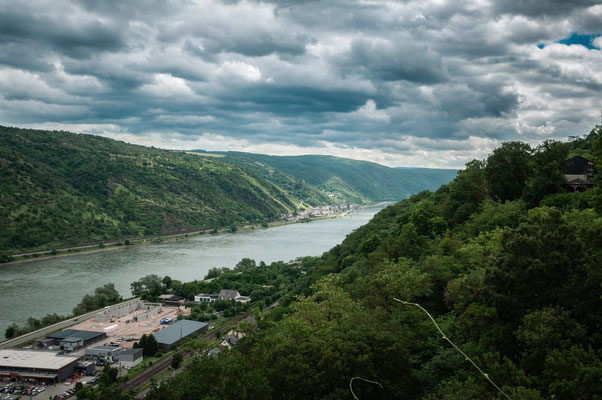 Schöne Aussicht auf den Fluss Rhein und Kaub