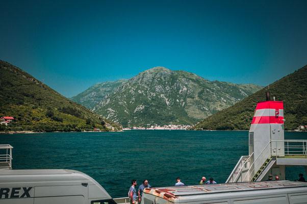 Mit der Fähre von Kamenari nach Lepetane über die Bucht von Kotor in Montenegro Fort Bijeli Pjesak