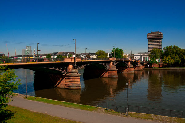 Ignatz-Bubis-Brücke über den Fluss Main in Frankfurt