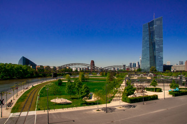 Wunderschöne Aussicht auf die Europäische Zentralbank und die Neu-Siedlung von Frankfurt am Main Osthafen-Siedlung