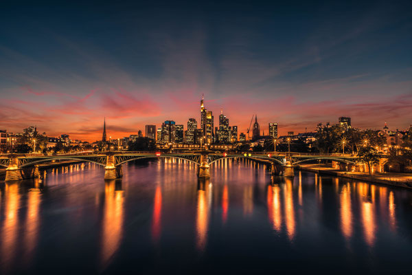 Frankfurt Mainhatten bei Sonnenuntergang von der Brücke