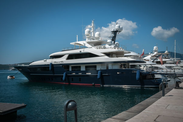 Private Schiffe und Yachten im Hafen von Tivat in Montenegro