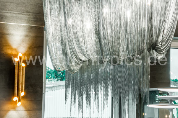 Besondere und Exklusive Deckenleuchten, freischwebend oder festmontierbar an der Decke und Wand
