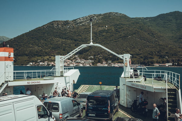 Blick von der Autofähre aus auf die Bucht von Kotor