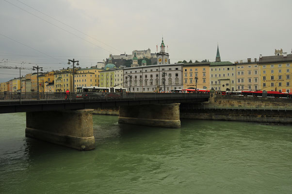 Brücke über den Fluss Salzach in Salzburg