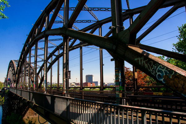 Eisenbahnbrücke Deutschherrnbrücke über den Fluss Main in Frankfurt